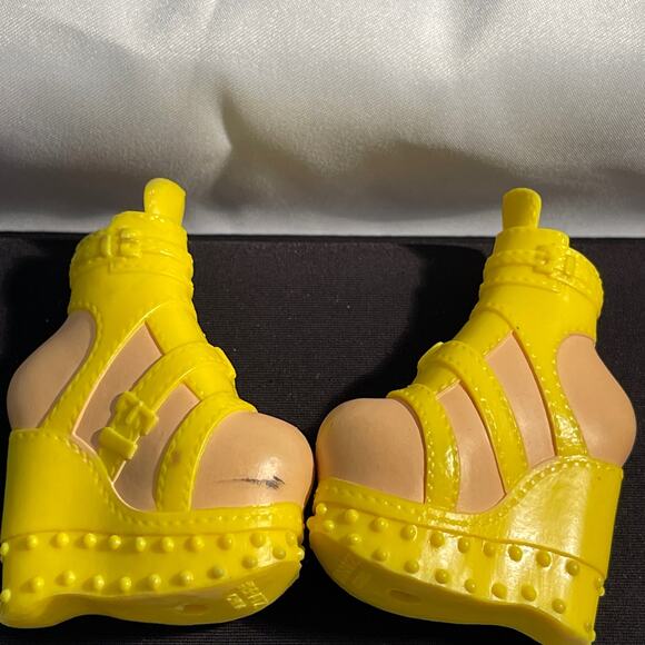Bratz Footwear Selfie snaps Shoe - Yellow Platform High Heels - Picture 3 of 3